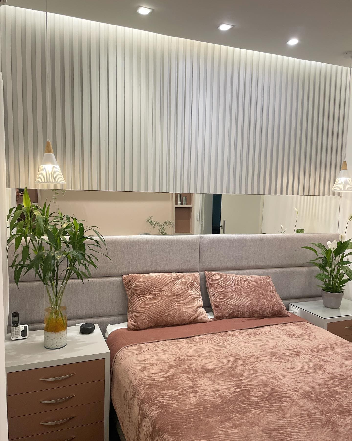 Suíte Master Elegante com Painel Ripado
