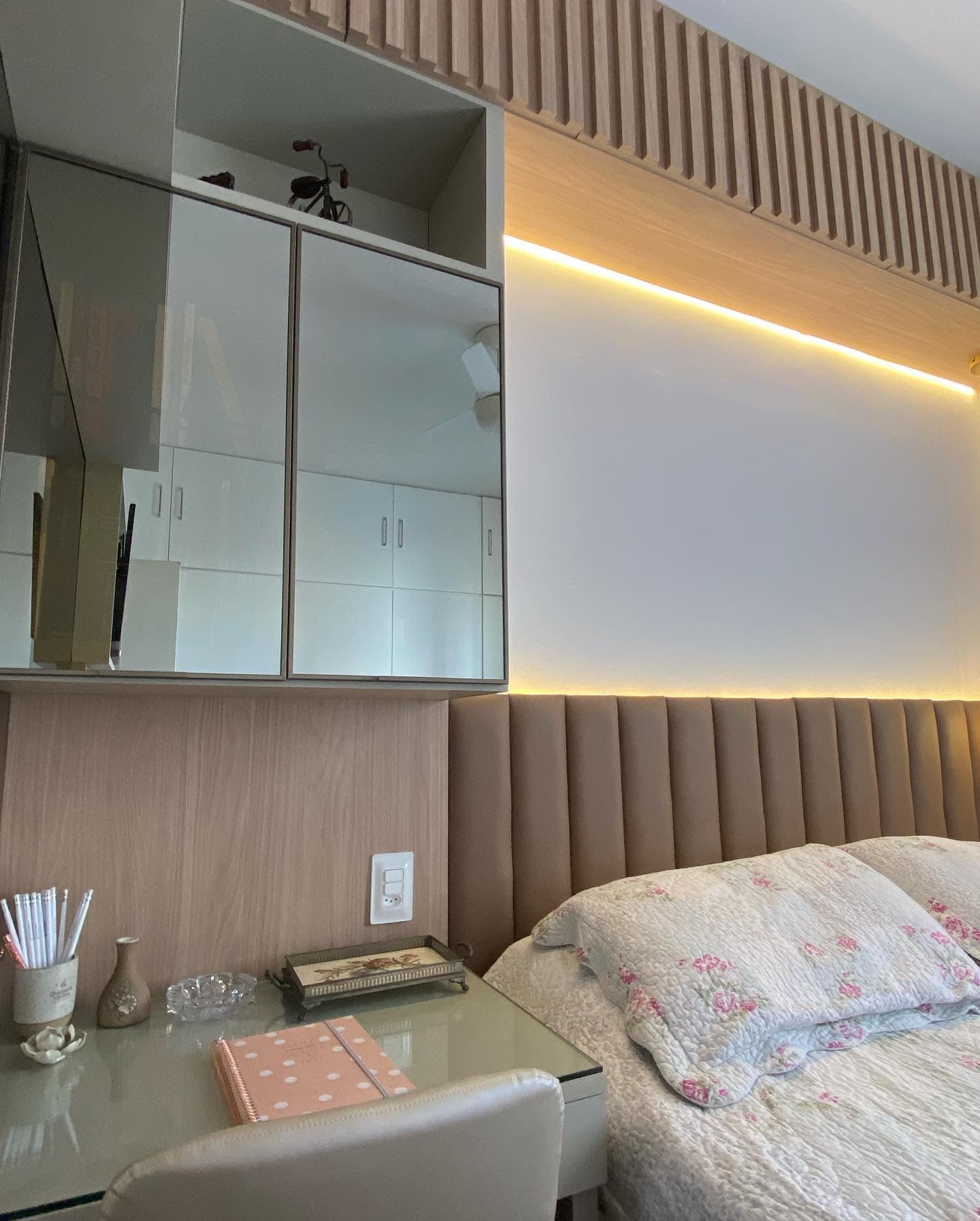 Quarto com Bancada e Painel Iluminado