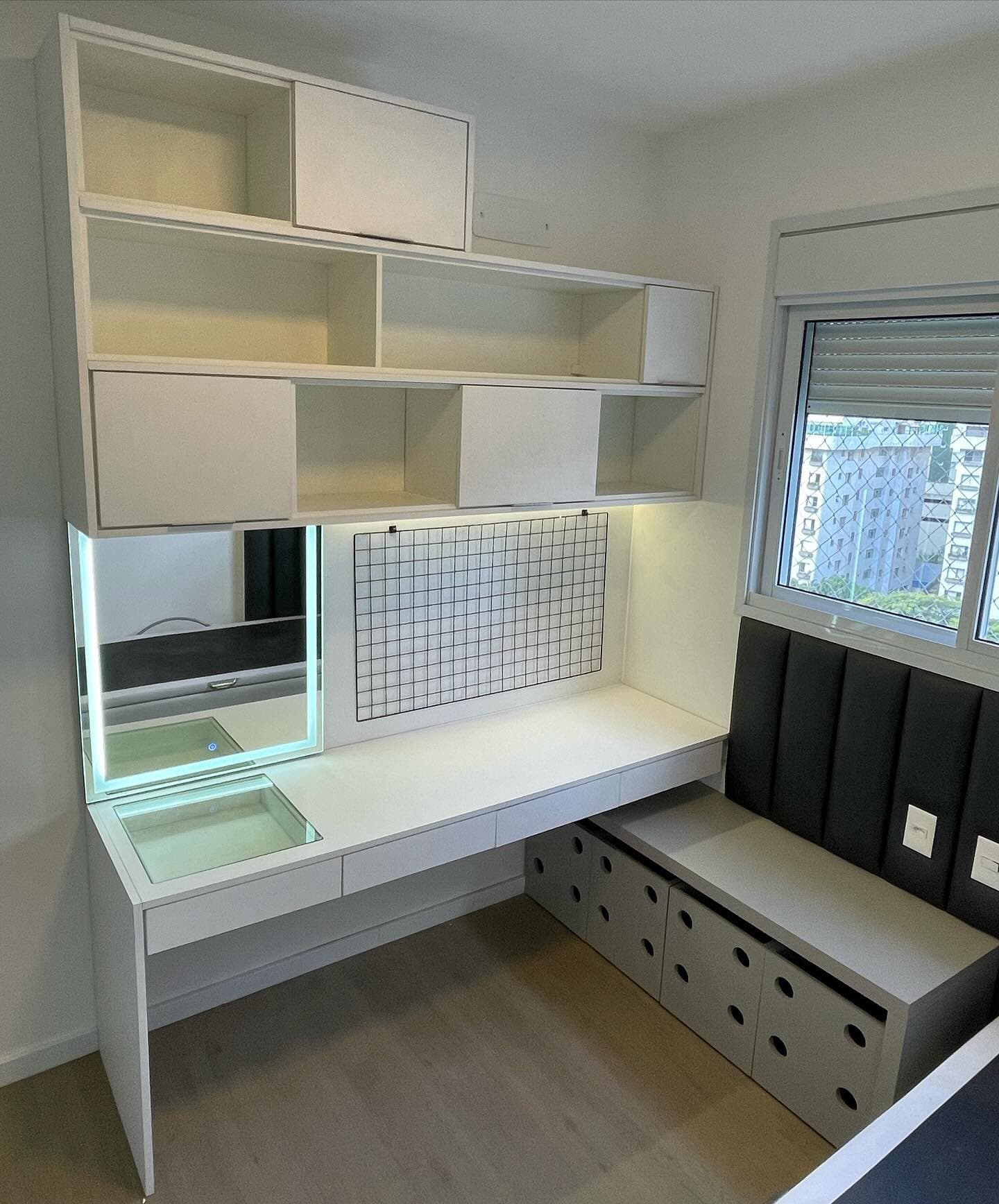 Bancada Iluminada e Multifuncional para Quarto