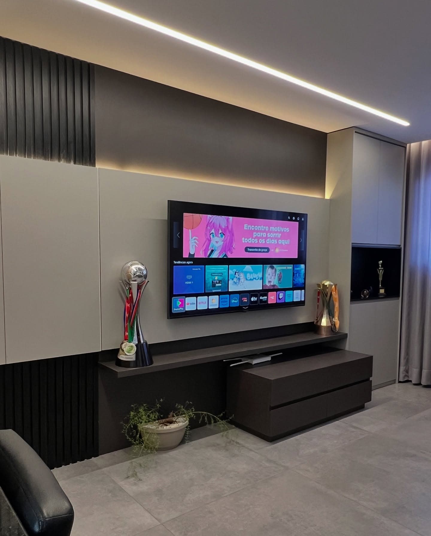 Home Theater em Tons de Cinza