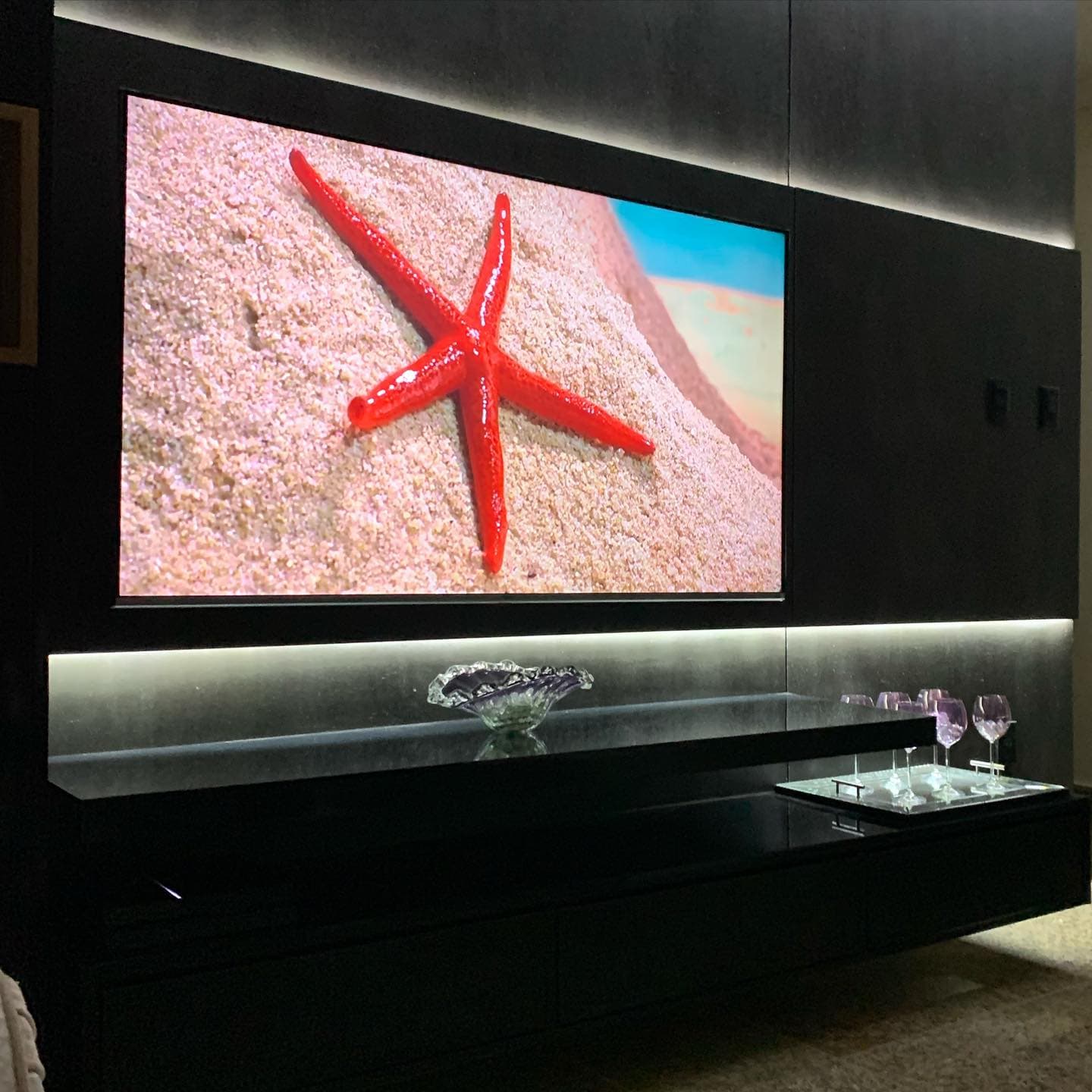 Home Theater Minimalista 'All Black'