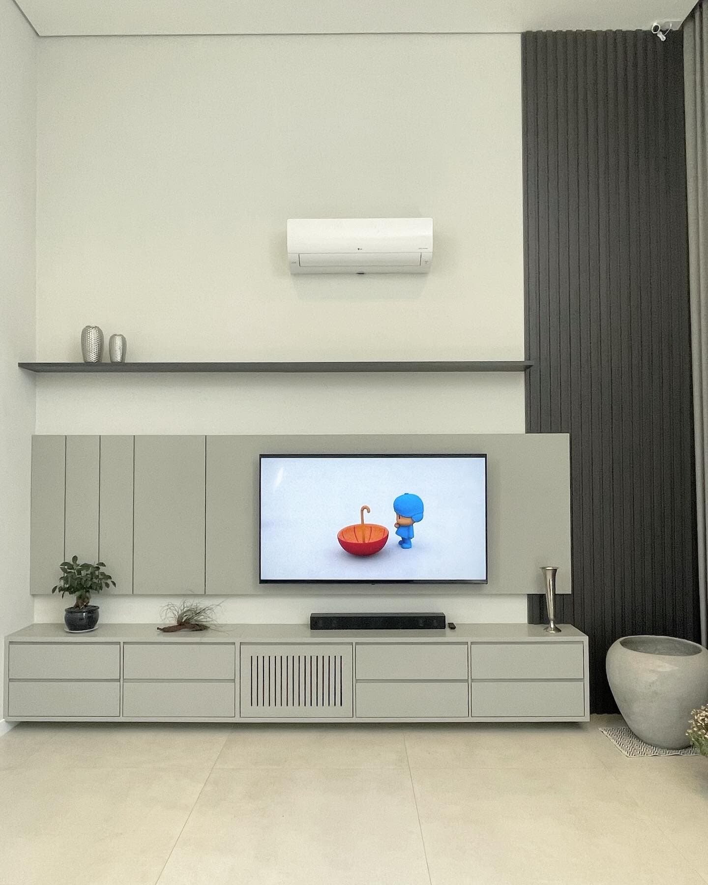 Rack com Painel Decorativo com pé direito duplo