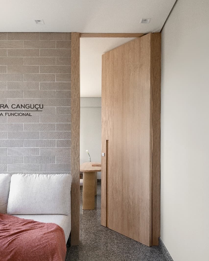 Entrada com Porta Pivotante