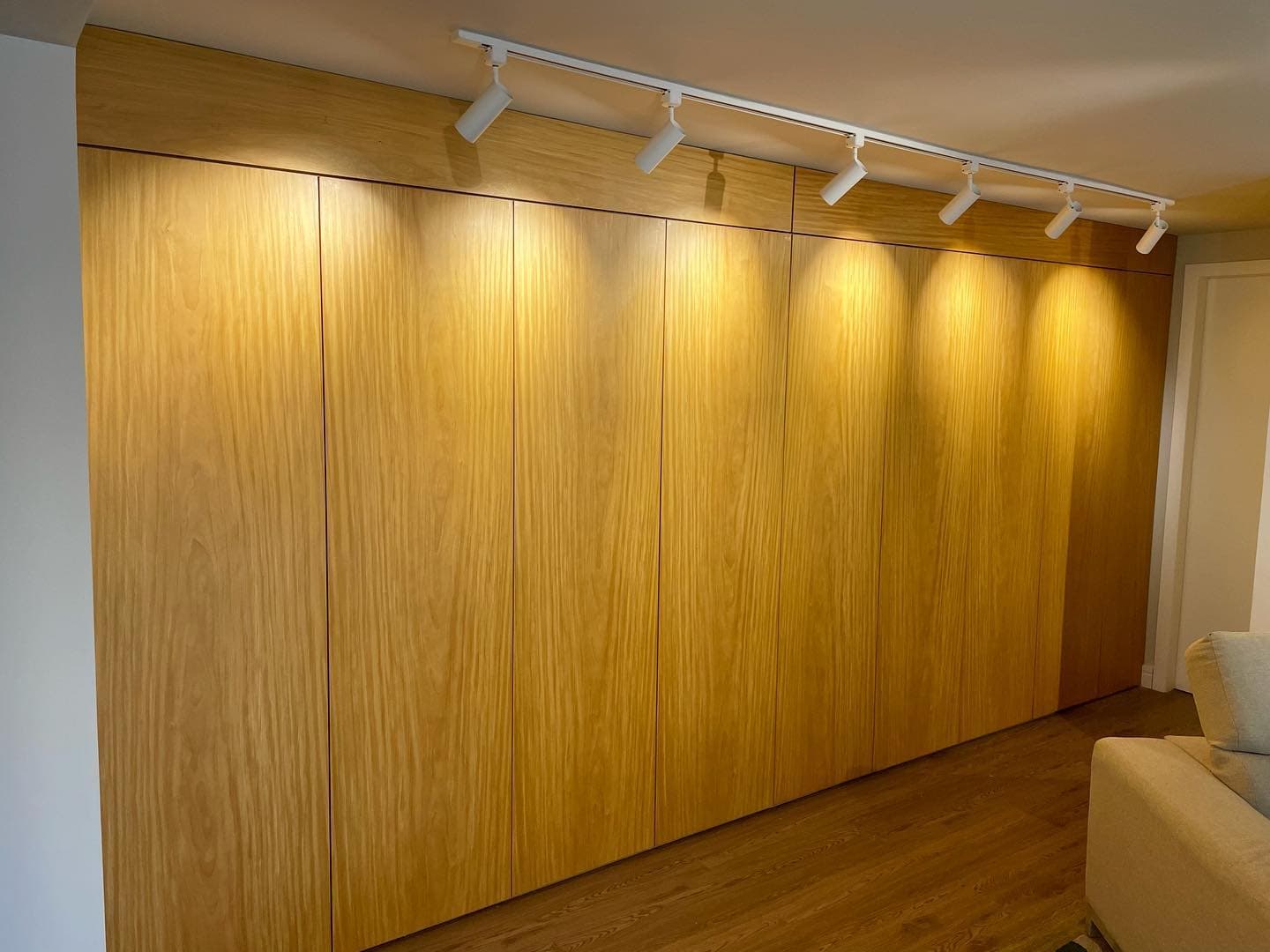 Armário Mimetizado em Painel